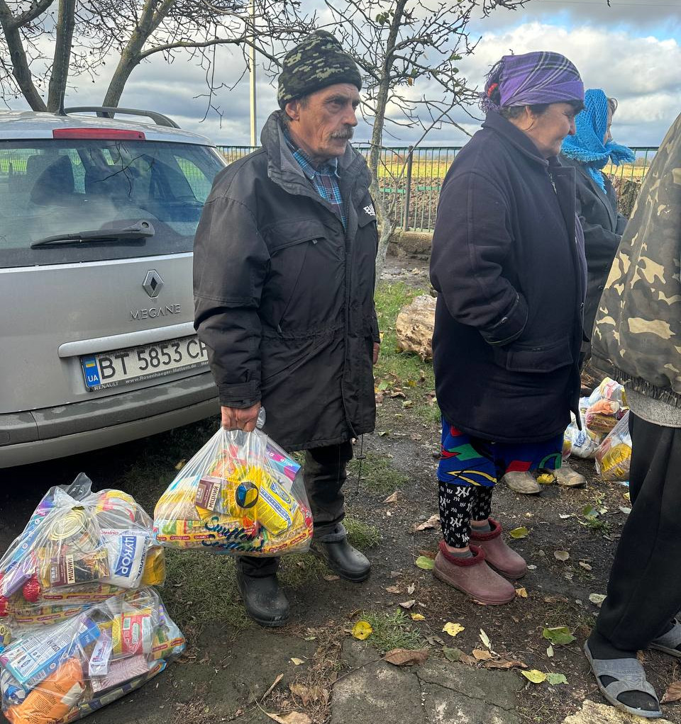 Resinders in Fedorivka and Topolyne receiving humanitarian aid