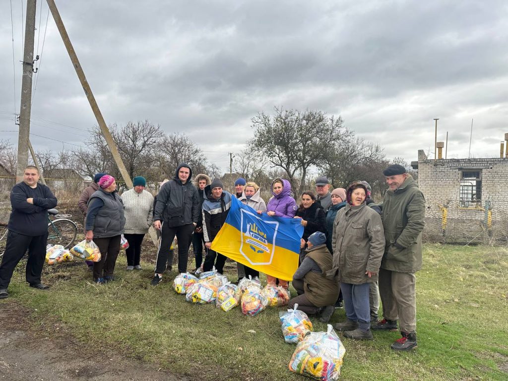 Shira Sprava, Sunflower Scotland's partner charity, delivering aid in Fedorivka, Topolyne