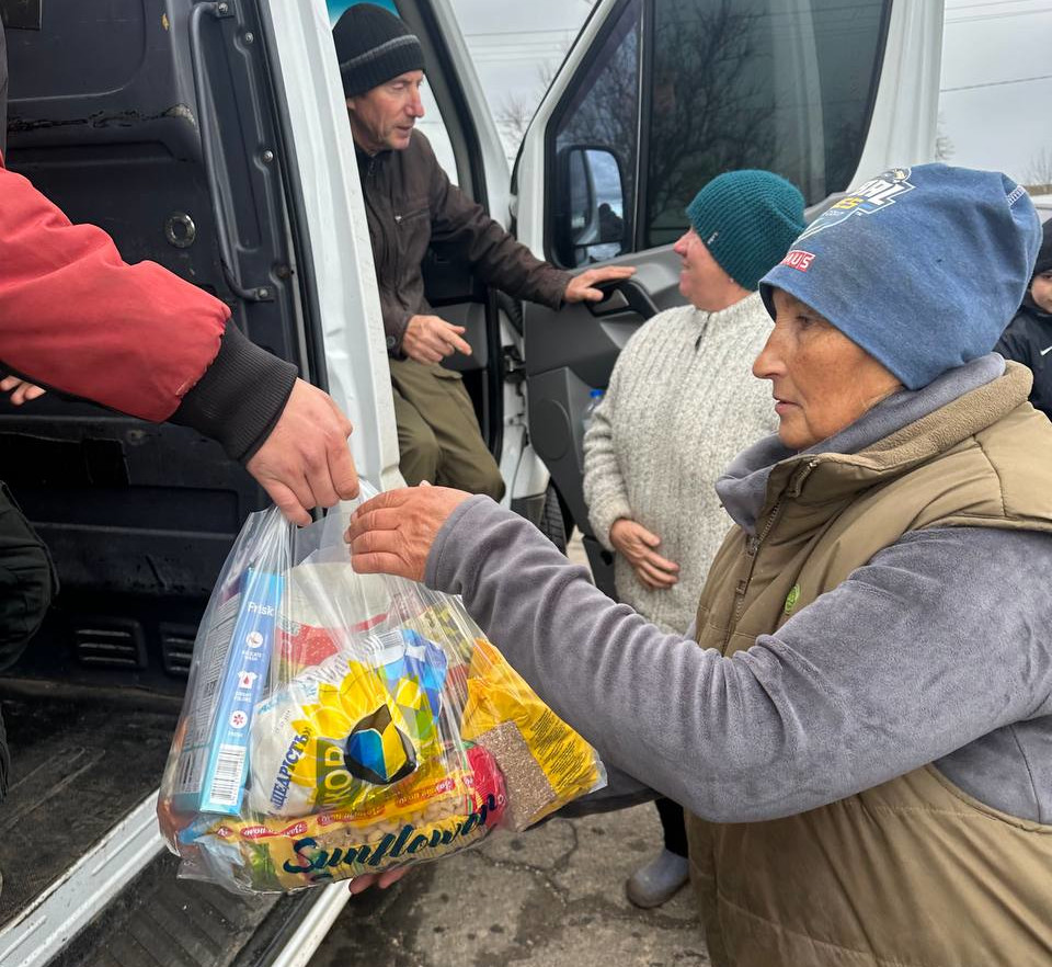Sunflower Scotland's partner charity Shira Sprava delivers Sunflower's aid in Fedorivka and Topoline, Kherson Oblast, Ukraine
