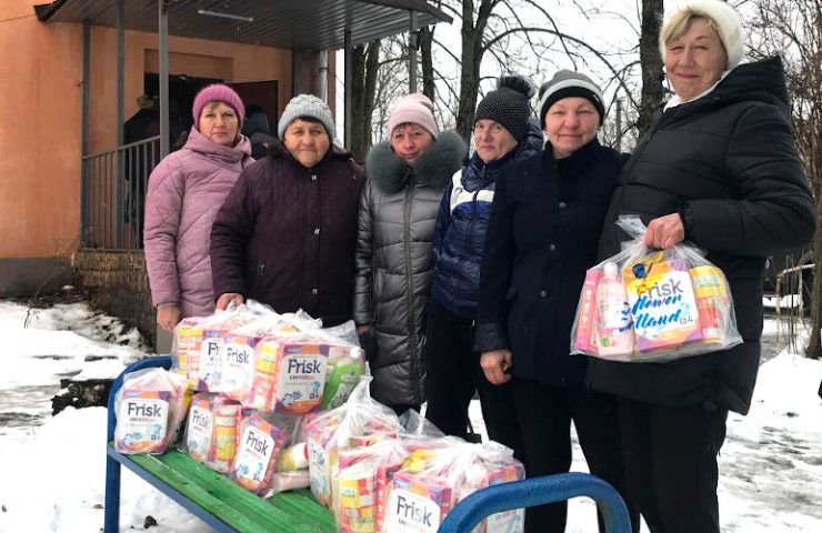 Residents of Novooleksandrivka Kharkiv Oblast receiving humanitarian aid from Sunflower Scotland