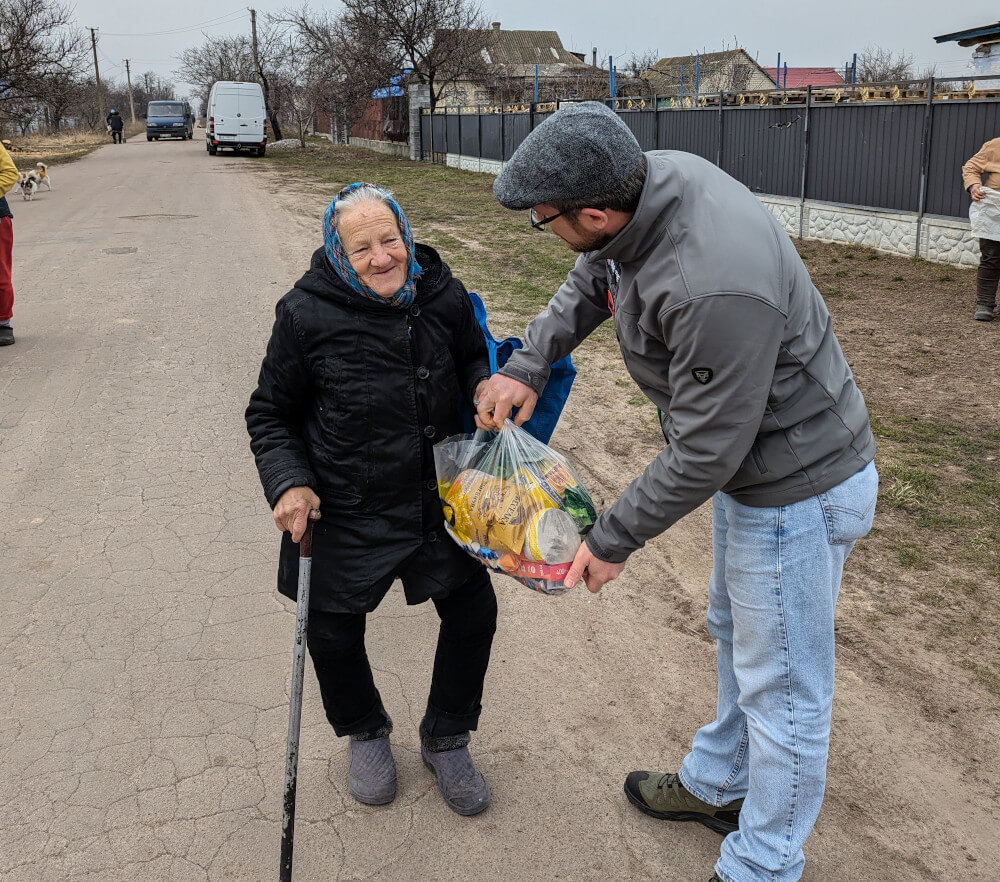 Oleg Dmitriev (Sunflower Scotland) and Shira Sprava deliver aid to Osokorivka, Kherson Oblast'