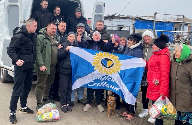 Oleg Dmitriev (Sunflower Scotland) and Shira Sprava deliver aid to Osokorivka, north Kherson Oblast
