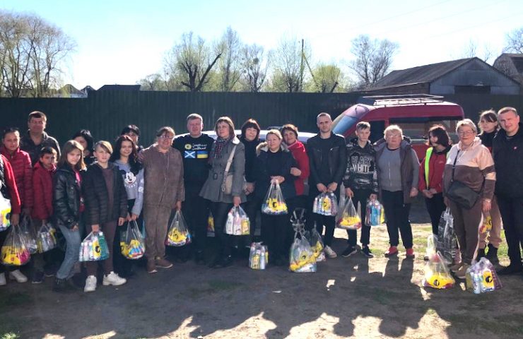 Group photo of foster families and orphans in Krasnokutsk, Kharkiv Oblast, received cleaning supplies from Sunflower Scotland