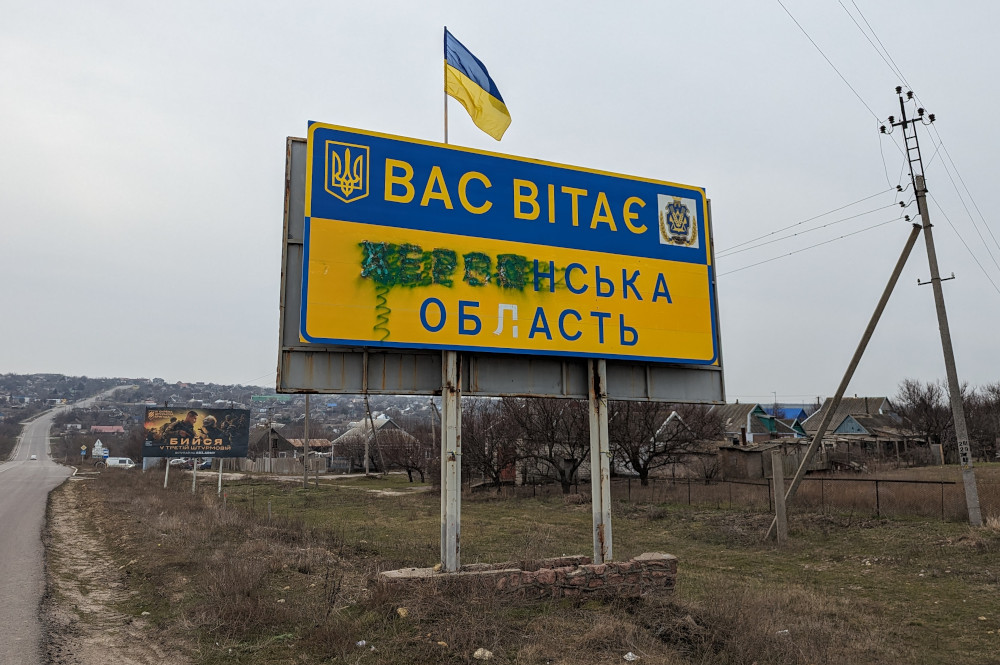 Kherson oblast road sign, road from Kryvyi Rih to Kherson
