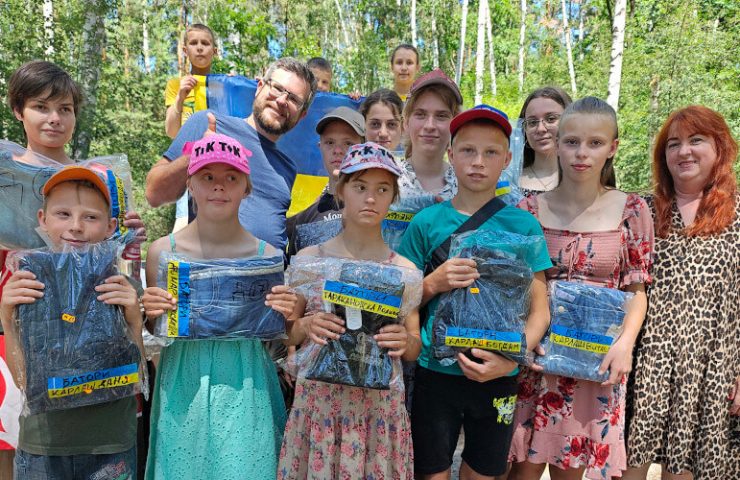 Sunflower donates jeans to 130 orphans in north Kharkiv region (Batori family)