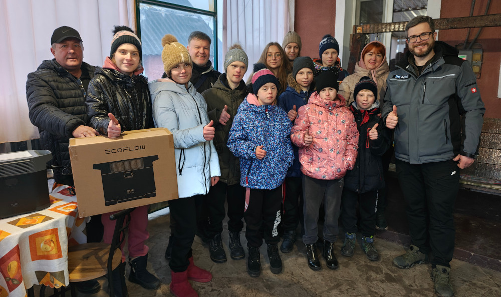 Foster family with children is receiving Ecoflow battery from Sunflower Scotland