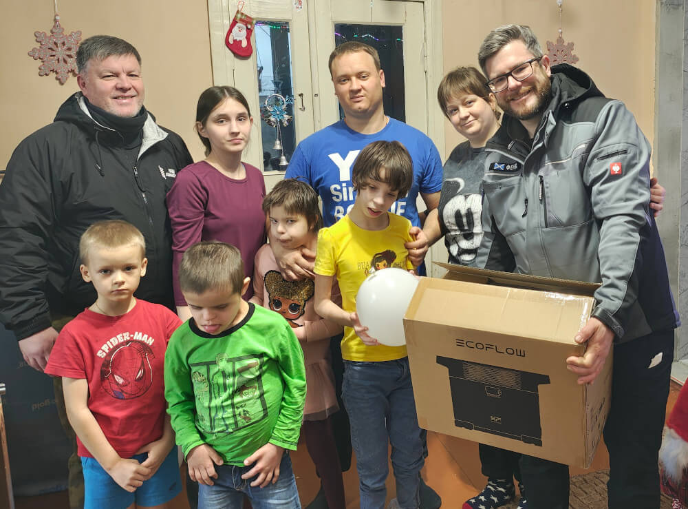 Foster family with children is receiving Ecoflow battery from Sunflower Scotland