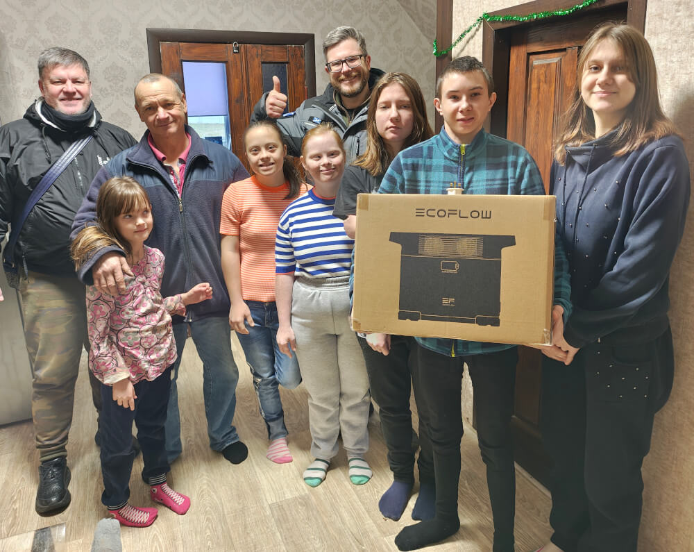 Foster family with children is receiving Ecoflow battery from Sunflower Scotland