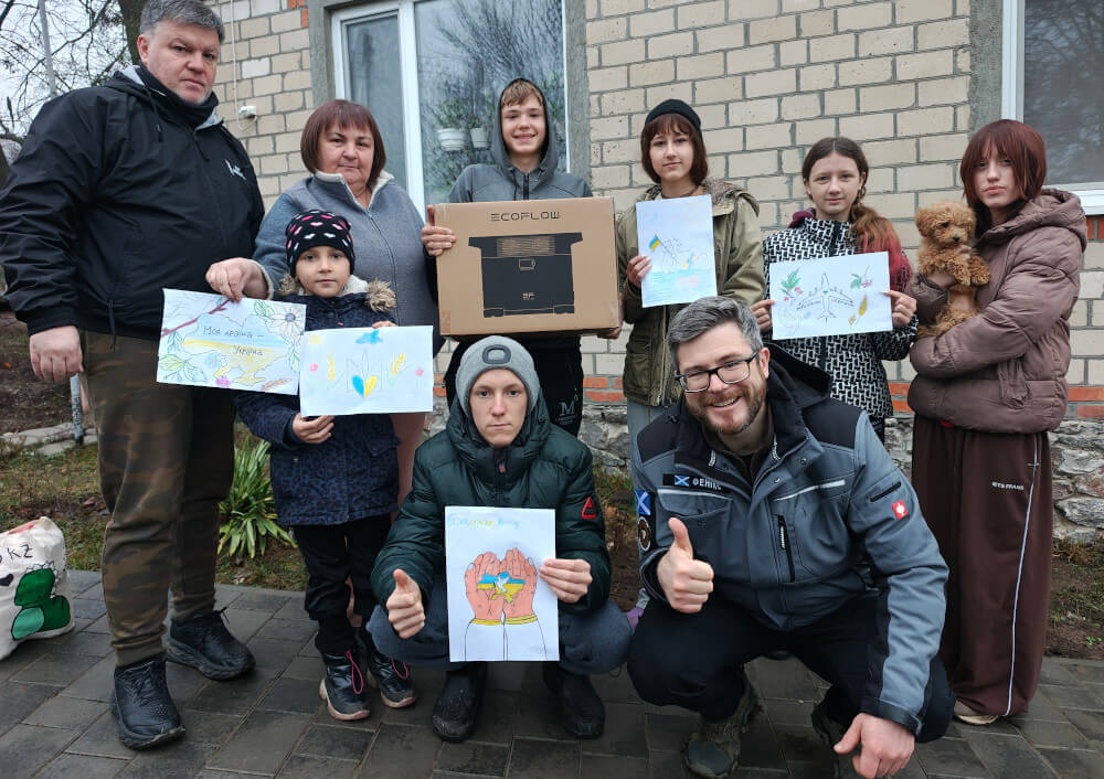 Foster family with children is receiving Ecoflow battery from Sunflower Scotland