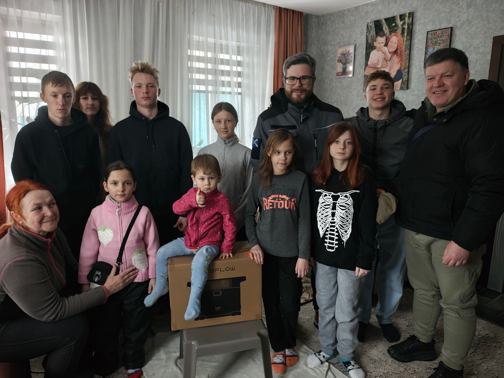 Sunflower donates Ecoflow battery to foster family with nine orphans in Kharkiv region